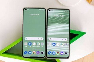 Realme GT2 Pro and GT2 side by side