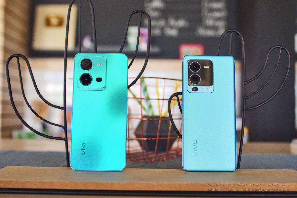 vivo V25 (left) and vivo V25 Pro (right)
