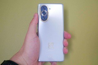 Handling the Huawei nova 10 Pro