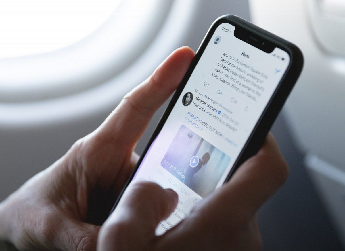Elon Musk is going through with the purchase of Twitter after all